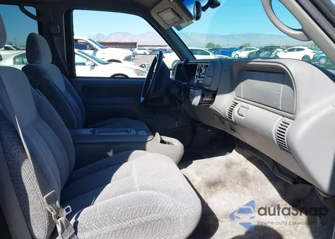 1997 Chevrolet Suburban 2500 z USA, uszkodzony, nr VIN 1GNGC26R0VJ369814